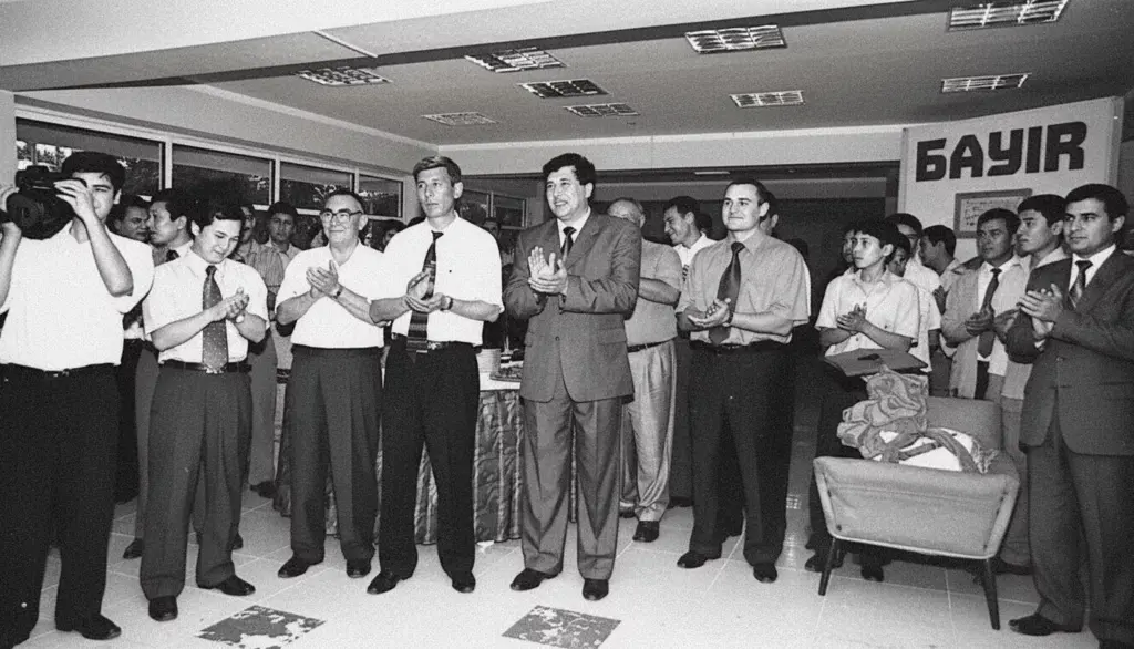Группа людей празднует в офисе, около 1999 года